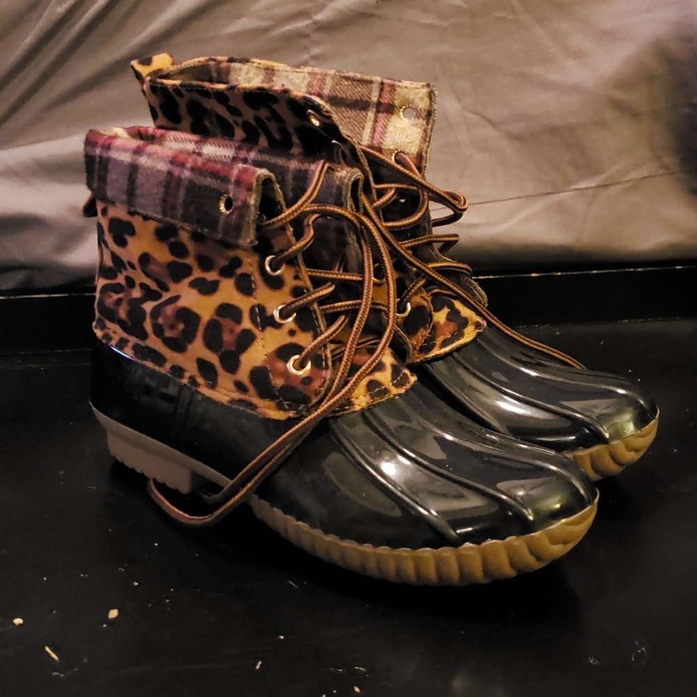 Size 8 duck boots with cheetah print.